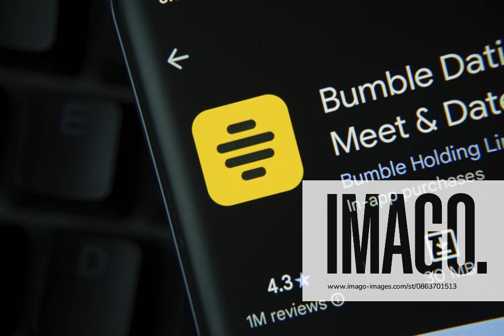 Austin, Vereinigte Staaten — 23. Juli 2026: Die Bumble App Seite im Google Play Store wird auf einem Smartphone Bildschirm angezeigt Austin, United States - 23 July 2026: Bumble app page on Google Play Store is seen on a smartphone screen