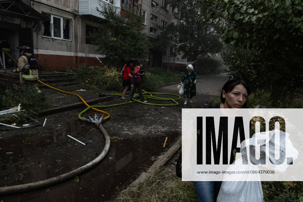 Aftermath of Russian attack on Ukraine s Kramatorsk KRAMATORSK, UKRAINE - AUGUST 18: Residents carrying their belongings leave a residential area as firefighters work at the scene of a damaged building following a Russian airstrike in Kramatorsk, Ukraine, on August 18, 2026. Francisco Richart Anadolu Kramatorsk Ukraine. Editorial use only. Please get in touch for any other usage.