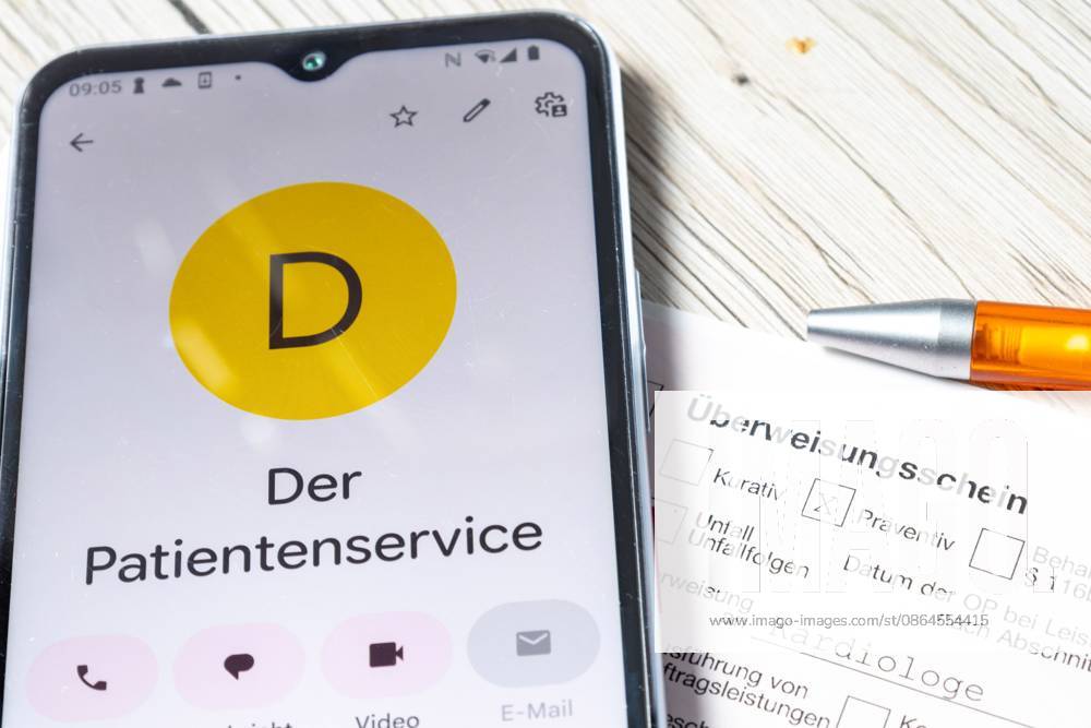 Illustrative image: Close-up of a referral form for a specialist and a smartphone displaying the number 116117 (Patient Services)