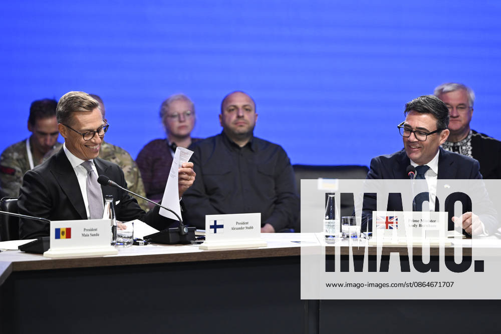 LKS 20260824 Finland s President Alexander Stubb (L) and Britain s Prime Minister Andy Burnham (R) talks during the meeting of Coalition of the Willing in Kyiv, Ukraine on Ukraine’s 35th Independence Day, August 24, 2026. - ANTTI AIMO-KOIVISTO Kiova Ukraine