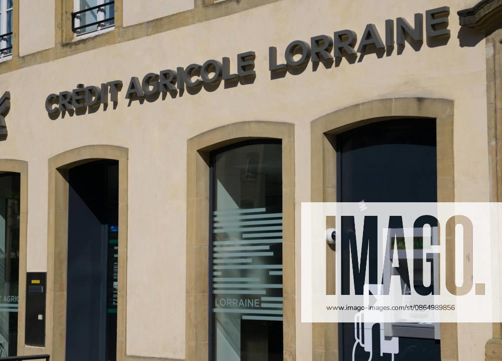 METZ, FRANKREICH ? 13. AUGUST 2026 ? Fassade des Bankgebäudes der Crédit Agricole Lorraine in Metz, Frankreich METZ, FRANCE - AUGUST 13, 2026 - Credit Agricole Lorraine branch showing the bank sign and an ATM on a sunny day (License=RM)