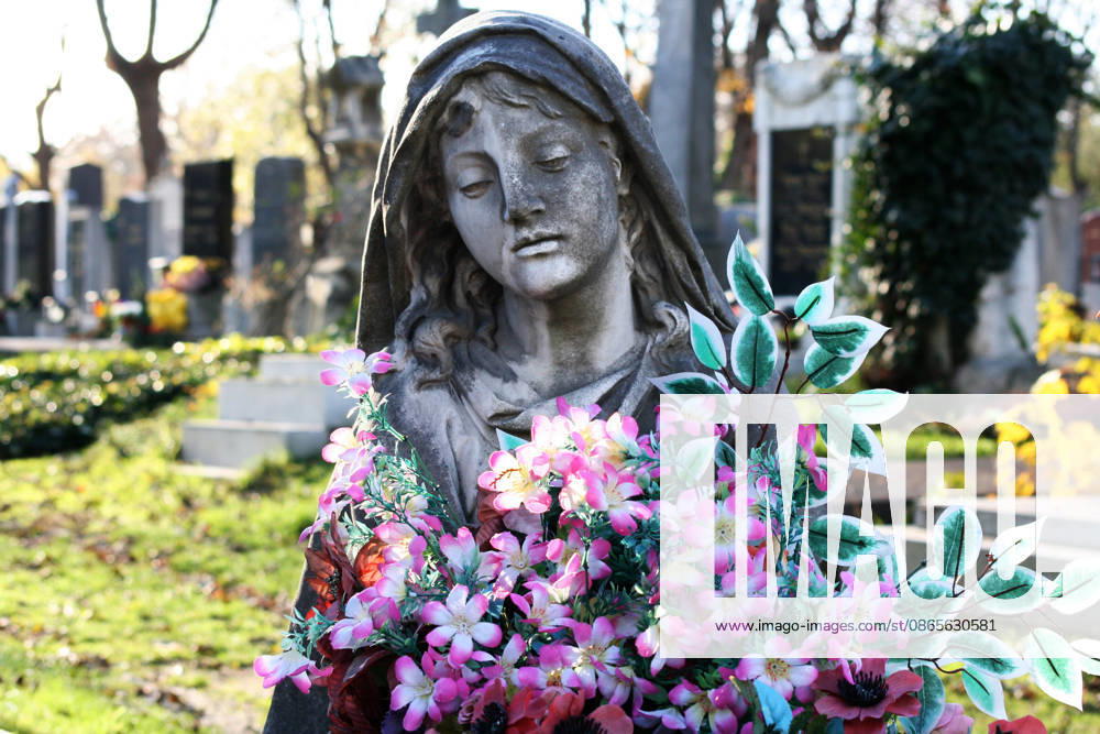 Statue mit Blumen Wiener Zentralfriedhof Viennese central cemetery (License=RF)