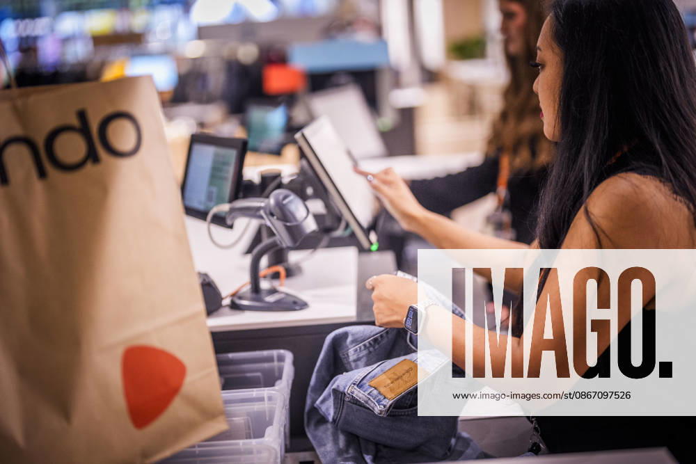 Fotostory Pressetermin bei Zalando: ZALANDO Outlet Store, Headquarters, and Workspaces in Berlin, photographed on September 16, 2026, Berlin, September 16, 2026, Berlin, Germany FOR – IMAGE USE ONLY IN A ZALANDO CONTEXT