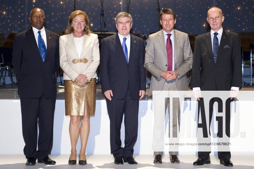 V.l. Kip KEINO (Olympiasieger Leichtathletik, KEN), Svelta OTZETOVA (Olympiasiegerin Rudern, Bulgarien), Dr. Thomas BACH (DOSB-Präsident), Nadia COMANECI (Olympiasiegerin Turnen, ROM), Peter TALLBERG (erster Vors. IOC-Athletenkommission), ganze Figur, Querformat, Deutscher Olympischer SportBund feiert 30 Jahre Olympischer Kongress am 28.09.2011 in Baden-Baden Deutschland