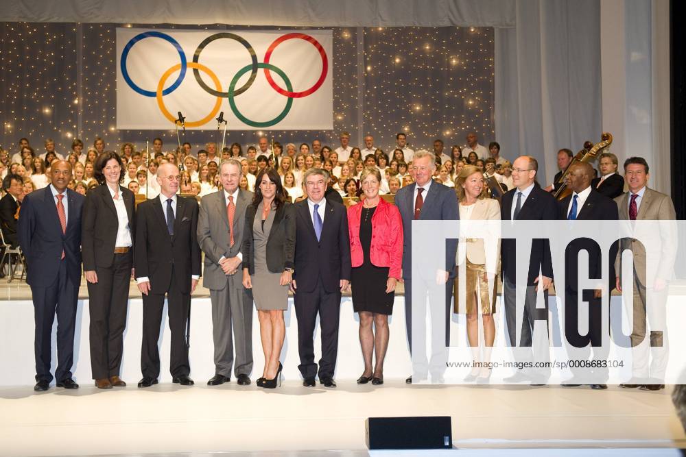 V.l. Kip KEINO (Olympiasieger Leichtathletik, KEN), Claudia BOKEL (Mitglied IOC-Athletenkommission), Peter TALLBERG (erster Vors. IOC-Athletenkommission), Dr. Jacques ROGGE (IOC-Präsident), Nadia COMANECI (Olympiasiegerin Turnen, ROM), Dr. Thomas BACH (DOSB-Präsident), Michelle FORD-ERIKSSON (ehem. IOC Mitglied) , Pal SCHMITT (Staatspräsident HUN), Svelta OTZETOVA (Olympiasiegerin Rudern, Bulgarien), Fürst Albert II. VON MONACO, Kip KEINO (Olympiasieger Leichtathletik, KEN), Lord Sebastian COE (LOCOG-Chef), ganze Figur, Querformat, Gruppenbild, ehemalige und aktuelle IOC-Mitglieder, Deutscher Olympischer SportBund feiert 30 Jahre Olympischer Kongress am 28.09.2011 in Baden-Baden Deutschland