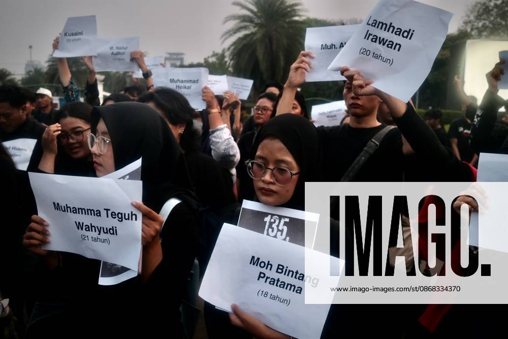 JAKARTA, INDONESIA, OCTOBER 1, 2026: Human rights activists participate in the 927th Kamisan (Thursday) protest outside the Merdeka Palace in Jakarta, marking the fourth anniversary of the Kanjuruhan tragedy. The disaster occurred on October 1, 2022, during an Indonesian Liga 1 football match between Arema FC and Persebaya Surabaya at Kanjuruhan Stadium in Malang, East Java. Indonesia s National Commission on Human Rights (Komnas HAM) identified the firing of tear gas by police as the main trigger of the disaster, which resulted in the deaths of 135 people as spectators attempted to escape the stadium. The annual Kamisan protest calls for justice, accountability and the rights of victims and their fa - ZUMAq101 20261001_zna_q101_131