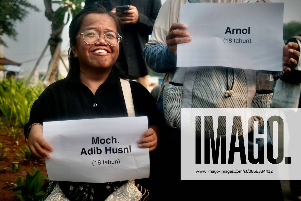 JAKARTA, INDONESIA, OCTOBER 1, 2026: Human rights activists participate in the 927th Kamisan (Thursday) protest outside the Merdeka Palace in Jakarta, marking the fourth anniversary of the Kanjuruhan tragedy. The disaster occurred on October 1, 2022, during an Indonesian Liga 1 football match between Arema FC and Persebaya Surabaya at Kanjuruhan Stadium in Malang, East Java. Indonesia s National Commission on Human Rights (Komnas HAM) identified the firing of tear gas by police as the main trigger of the disaster, which resulted in the deaths of 135 people as spectators attempted to escape the stadium. The annual Kamisan protest calls for justice, accountability and the rights of victims and their fa - ZUMAq101 20261001_zna_q101_135