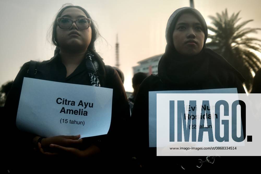 JAKARTA, INDONESIA, OCTOBER 1, 2026: Human rights activists participate in the 927th Kamisan (Thursday) protest outside the Merdeka Palace in Jakarta, marking the fourth anniversary of the Kanjuruhan tragedy. The disaster occurred on October 1, 2022, during an Indonesian Liga 1 football match between Arema FC and Persebaya Surabaya at Kanjuruhan Stadium in Malang, East Java. Indonesia s National Commission on Human Rights (Komnas HAM) identified the firing of tear gas by police as the main trigger of the disaster, which resulted in the deaths of 135 people as spectators attempted to escape the stadium. The annual Kamisan protest calls for justice, accountability and the rights of victims and their fa - ZUMAq101 20261001_zna_q101_136