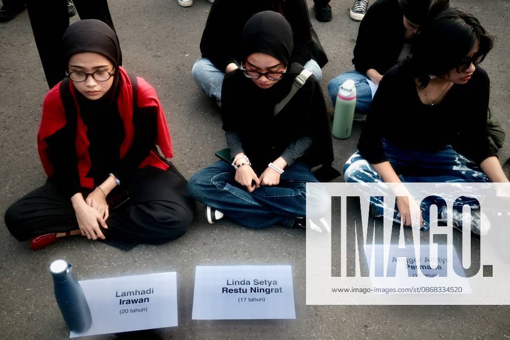 JAKARTA, INDONESIA, OCTOBER 1, 2026: Human rights activists participate in the 927th Kamisan (Thursday) protest outside the Merdeka Palace in Jakarta, marking the fourth anniversary of the Kanjuruhan tragedy. The disaster occurred on October 1, 2022, during an Indonesian Liga 1 football match between Arema FC and Persebaya Surabaya at Kanjuruhan Stadium in Malang, East Java. Indonesia s National Commission on Human Rights (Komnas HAM) identified the firing of tear gas by police as the main trigger of the disaster, which resulted in the deaths of 135 people as spectators attempted to escape the stadium. The annual Kamisan protest calls for justice, accountability and the rights of victims and their fa - ZUMAq101 20261001_zna_q101_138