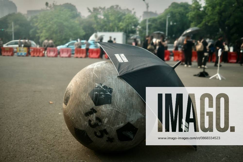 JAKARTA, INDONESIA, OCTOBER 1, 2026: Human rights activists participate in the 927th Kamisan (Thursday) protest outside the Merdeka Palace in Jakarta, marking the fourth anniversary of the Kanjuruhan tragedy. The disaster occurred on October 1, 2022, during an Indonesian Liga 1 football match between Arema FC and Persebaya Surabaya at Kanjuruhan Stadium in Malang, East Java. Indonesia s National Commission on Human Rights (Komnas HAM) identified the firing of tear gas by police as the main trigger of the disaster, which resulted in the deaths of 135 people as spectators attempted to escape the stadium. The annual Kamisan protest calls for justice, accountability and the rights of victims and their fa - ZUMAq101 20261001_zna_q101_139