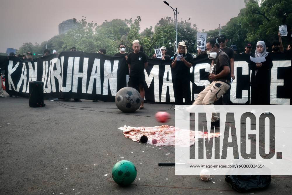 JAKARTA, INDONESIA, OCTOBER 1, 2026: Human rights activists participate in the 927th Kamisan (Thursday) protest outside the Merdeka Palace in Jakarta, marking the fourth anniversary of the Kanjuruhan tragedy. The disaster occurred on October 1, 2022, during an Indonesian Liga 1 football match between Arema FC and Persebaya Surabaya at Kanjuruhan Stadium in Malang, East Java. Indonesia s National Commission on Human Rights (Komnas HAM) identified the firing of tear gas by police as the main trigger of the disaster, which resulted in the deaths of 135 people as spectators attempted to escape the stadium. The annual Kamisan protest calls for justice, accountability and the rights of victims and their fa - ZUMAq101 20261001_zna_q101_140