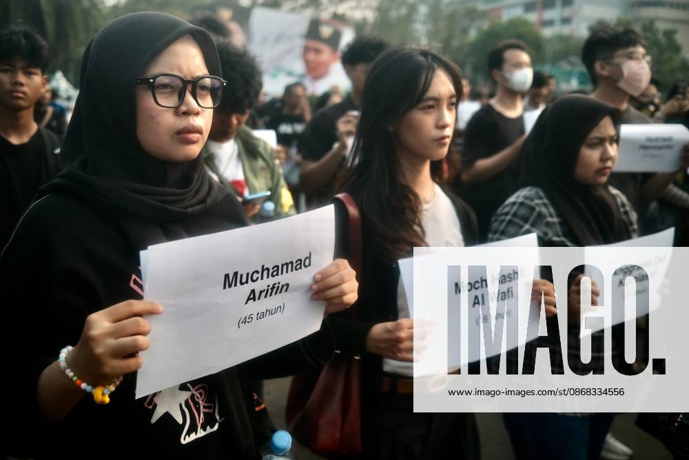 JAKARTA, INDONESIA, OCTOBER 1, 2026: Human rights activists participate in the 927th Kamisan (Thursday) protest outside the Merdeka Palace in Jakarta, marking the fourth anniversary of the Kanjuruhan tragedy. The disaster occurred on October 1, 2022, during an Indonesian Liga 1 football match between Arema FC and Persebaya Surabaya at Kanjuruhan Stadium in Malang, East Java. Indonesia s National Commission on Human Rights (Komnas HAM) identified the firing of tear gas by police as the main trigger of the disaster, which resulted in the deaths of 135 people as spectators attempted to escape the stadium. The annual Kamisan protest calls for justice, accountability and the rights of victims and their fa - ZUMAq101 20261001_zna_q101_141