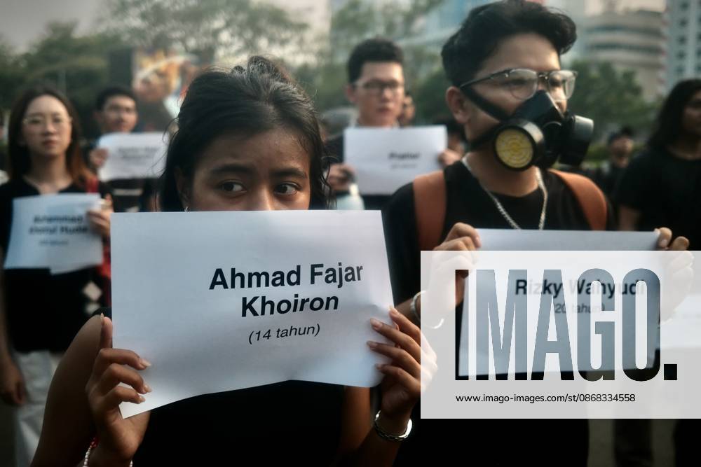 JAKARTA, INDONESIA, OCTOBER 1, 2026: Human rights activists participate in the 927th Kamisan (Thursday) protest outside the Merdeka Palace in Jakarta, marking the fourth anniversary of the Kanjuruhan tragedy. The disaster occurred on October 1, 2022, during an Indonesian Liga 1 football match between Arema FC and Persebaya Surabaya at Kanjuruhan Stadium in Malang, East Java. Indonesia s National Commission on Human Rights (Komnas HAM) identified the firing of tear gas by police as the main trigger of the disaster, which resulted in the deaths of 135 people as spectators attempted to escape the stadium. The annual Kamisan protest calls for justice, accountability and the rights of victims and their fa - ZUMAq101 20261001_zna_q101_142