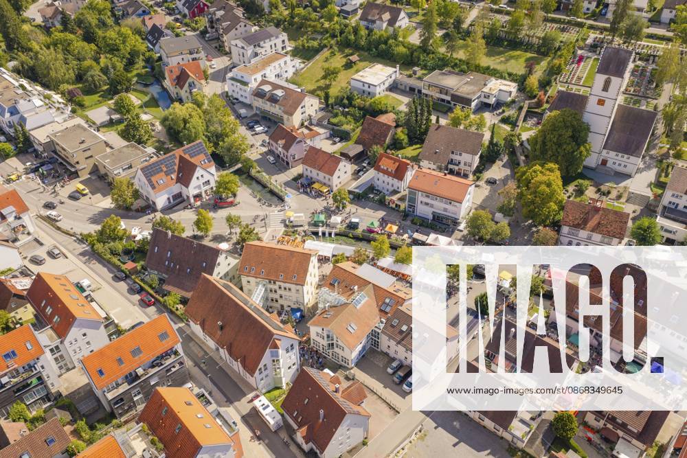 Übersicht über ein belebtes Wohngebiet mit Menschen und bunten Häusern in einem Dorf bei Sommerwetter, Heckengäutag, Aidlingen, Landkreis Böblingen, Deutschland Overview of a lively residential area with people and colorful houses in a village in summer weather, Heckengäutag, Aidlingen, Böblingen district, Germany