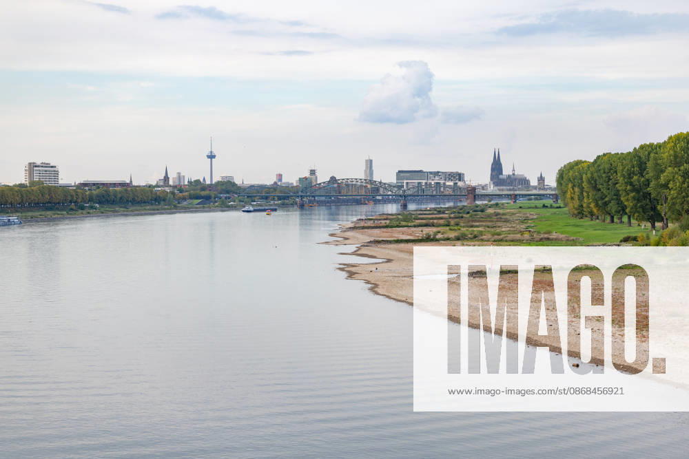 Low water levels on the Rhine: View from the Rodenkirchen Bridge (A4) toward Cologne, February 10, 2026. View from the Rodenkirchen A4 highway bridge downstream along the Rhine toward the Cologne skyline, featuring the Kranhäuser in the Rheinauhafen and Cologne Cathedral in the background. Followin