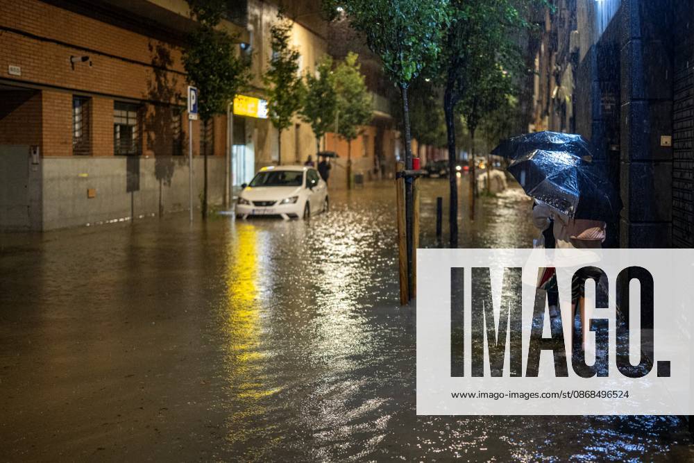 Rain in L Hospitalet de Llobregat, Barcelona: The streets and residents of the Bellvitge neighborhood in L Hospitalet de Llobregat, Barcelona, Catalonia, Spain, during the rainy weekend along the Catalan coast and foothills in the early morning of October 4, 2026. Lorena Sopê, L Hospitalet de Llobregat, L Hospitalet de Llobregat, Spain