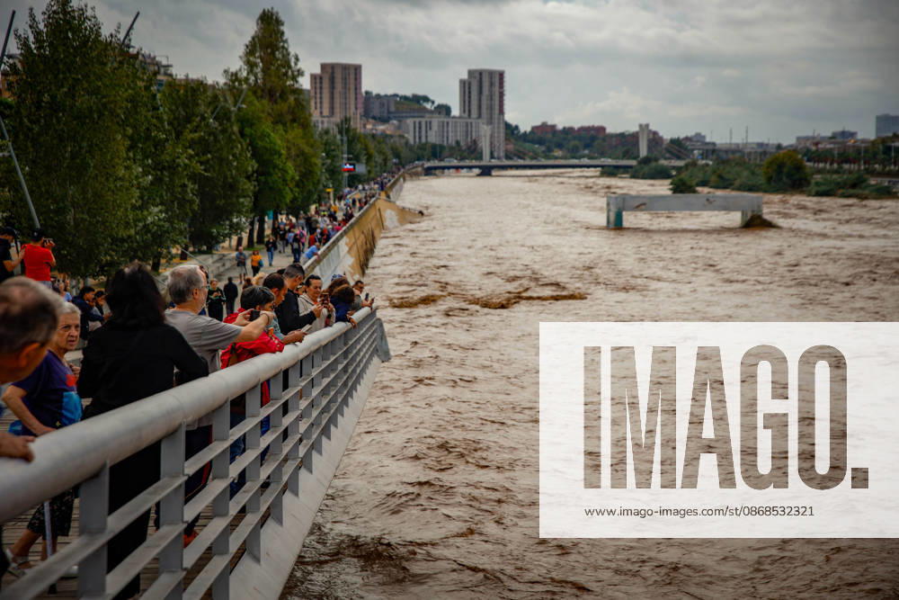The Besòs River Exceeds the Danger Threshold in Santa Coloma de Gramenet, Barcelona. Several people watch the Besòs River rise due to last night’s torrential rains, on October 4, 2026, in Santa Coloma de Gramenet, Barcelona, Catalonia, Spain. The Generalitat’s Civil Protection Agency has issued an Es Alert to residents of Barcelona, Montcada i Reixac, Santa Coloma de Gramenet, and Sant Adrià de Besòs, Barcelona, due to the risk of the Besòs River overflowing as a result of the rainstorm. Civil Protection has asked residents in the vicinity to go to upper floors if the water reaches their homes. They also remind residents to avoid basements and ground floors and to stay away from the river OCTOBER 4, 2026 Kike Rincó Santa Coloma de Gramen