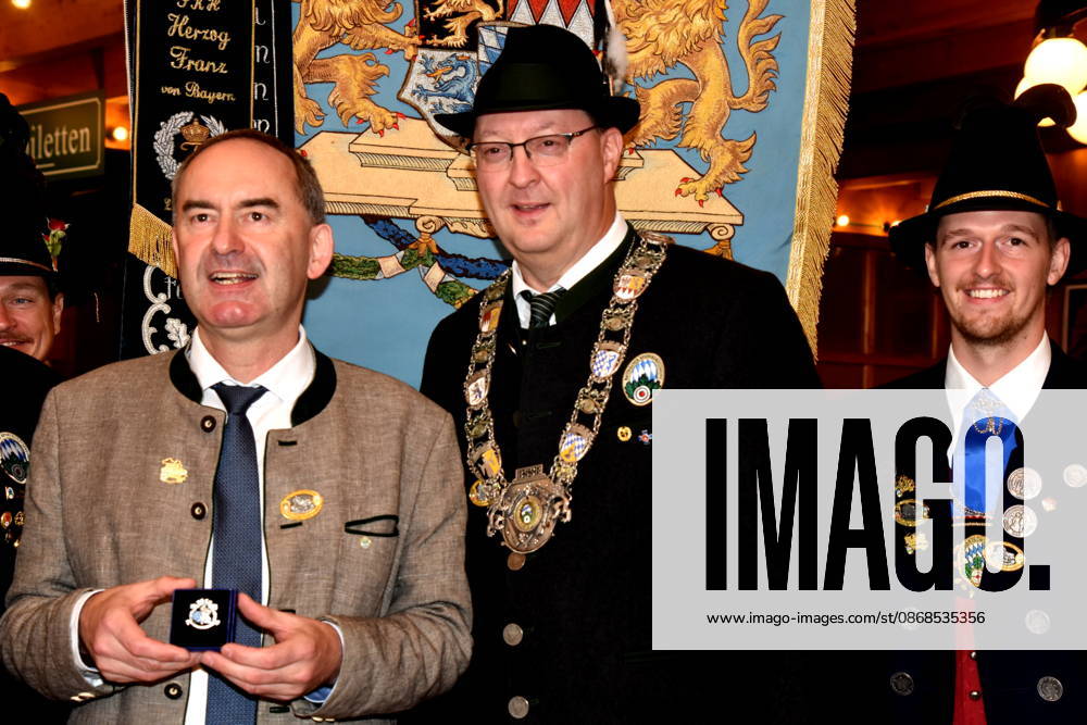 Hubert Aiwanger, STV; Christian Kühn, Minister President; State Shooting Champion; Munich; October 4, 2026; Theresienwiesn; Oktoberfest; Schützen Festzelt; State Shooting Competition; Award Ceremony for This Year s Shooting Champions; Photo: Munich