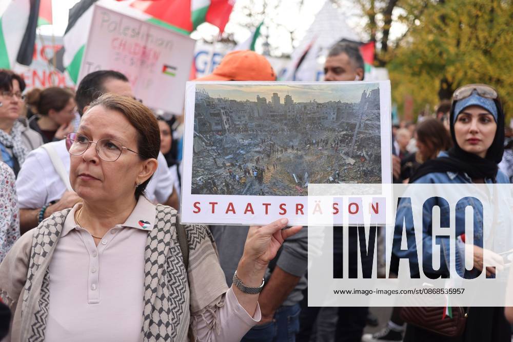 BERLIN, GERMANY, OCTOBER 3, 2026: Thousands of demonstrators march through central Berlin during a protest against Germany s military buildup, increased defense spending and the possible reintroduction of compulsory military service. Protesters called for greater investment in healthcare, housing, education and other social services instead of military spending, while participants also demonstrated against German arms deliveries and support for Israel amid the war in Gaza. The march began at the Brandenburg Gate and continued through central Berlin before returning to the area. Berlin Germany - ZUMAq101 20261003_zna_q101_221