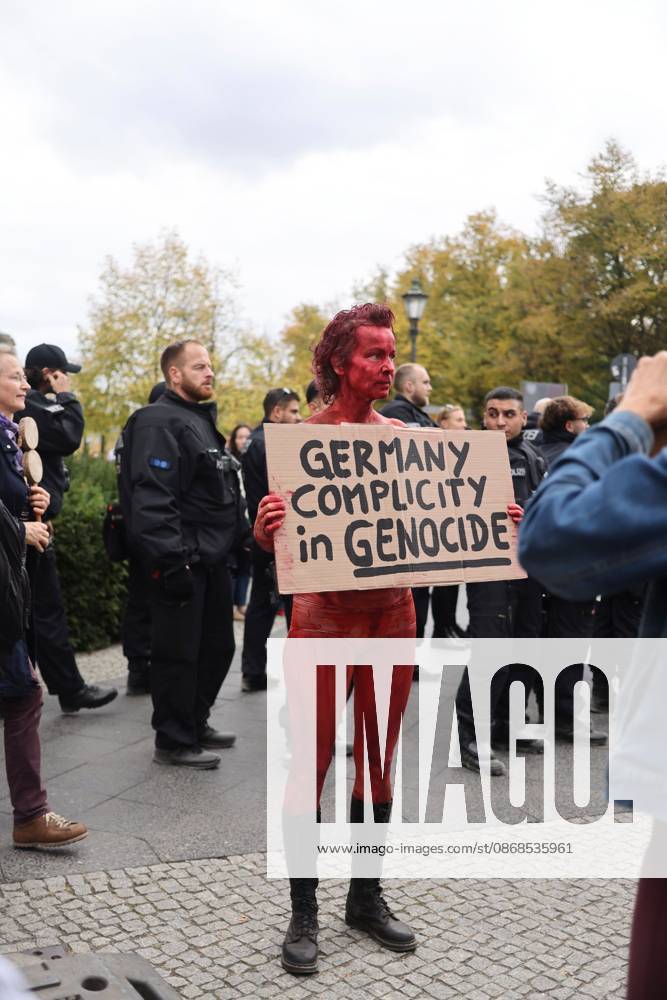 BERLIN, GERMANY, OCTOBER 3, 2026: Thousands of demonstrators march through central Berlin during a protest against Germany s military buildup, increased defense spending and the possible reintroduction of compulsory military service. Protesters called for greater investment in healthcare, housing, education and other social services instead of military spending, while participants also demonstrated against German arms deliveries and support for Israel amid the war in Gaza. The march began at the Brandenburg Gate and continued through central Berlin before returning to the area. Berlin Germany - ZUMAq101 20261003_zna_q101_223