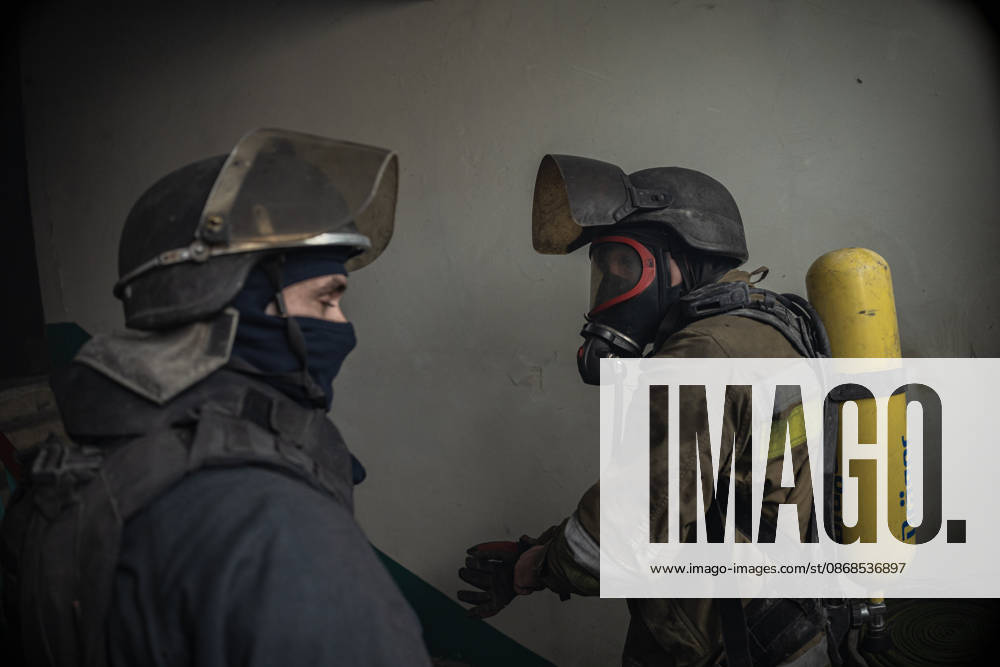 Aftermath of Russian attack on Ukraine s Kramatorsk KRAMATORSK, UKRAINE - OCTOBER 4: Ukrainian firefighters try to put out a fire following several Russian attacks on a residential area in Kramatorsk, Ukraine, 4 October 2026 Diego Herrera Carcedo Anadolu Kramatorsk Ukraine. Editorial use only. Please get in touch for any other usage.