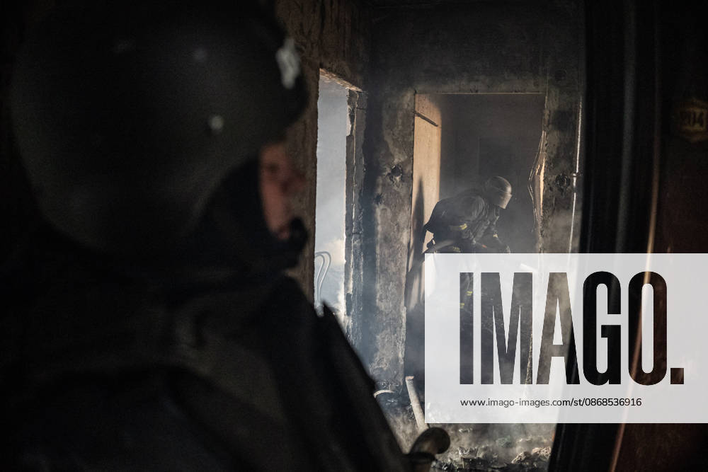 Aftermath of Russian attack on Ukraine s Kramatorsk KRAMATORSK, UKRAINE - OCTOBER 4: Ukrainian firefighters try to put out a fire following several Russian attacks on a residential area in Kramatorsk, Ukraine, 4 October 2026 Diego Herrera Carcedo Anadolu Kramatorsk Ukraine. Editorial use only. Please get in touch for any other usage.