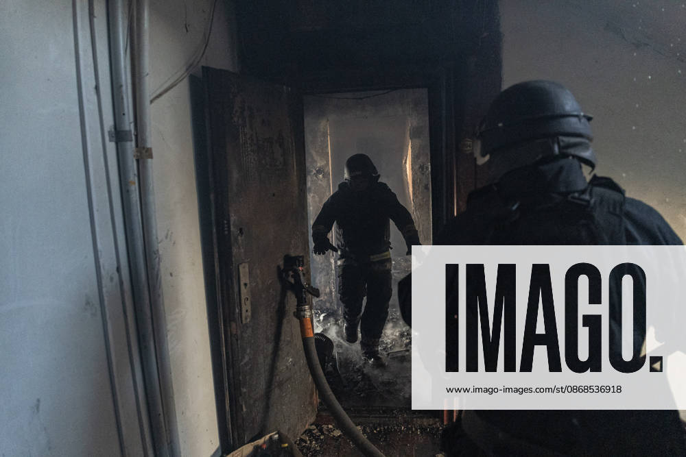 Aftermath of Russian attack on Ukraine s Kramatorsk KRAMATORSK, UKRAINE - OCTOBER 4: Ukrainian firefighters try to put out a fire following several Russian attacks on a residential area in Kramatorsk, Ukraine, 4 October 2026 Diego Herrera Carcedo Anadolu Kramatorsk Ukraine. Editorial use only. Please get in touch for any other usage.