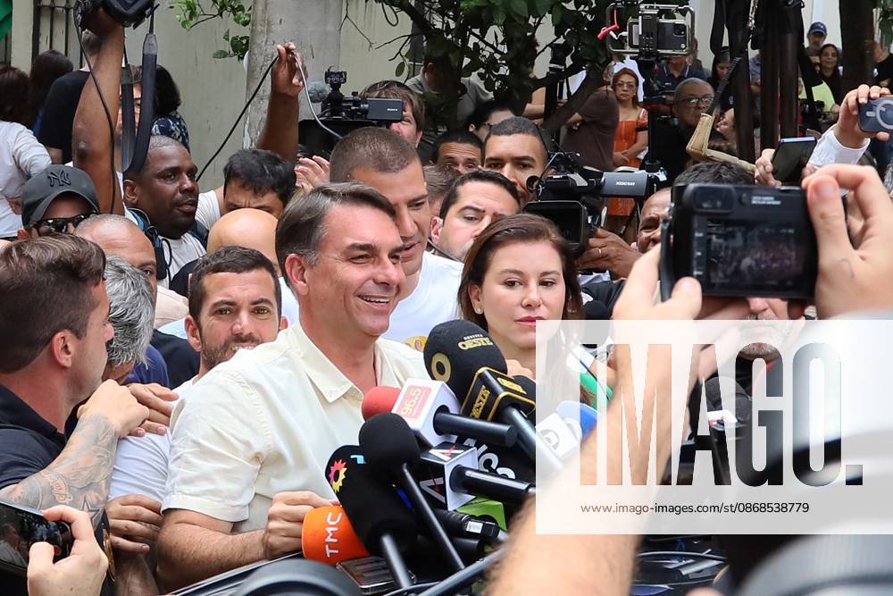 Flavio Bolsonaro votes at a school in the northern zone of Rio de Janeiro. Flavio Bolsonaro (PL RJ), senator and candidate for president of the republic, votes accompanied by his wife Fernanda, Douglas Ruas (PL RJ), state deputy and candidate for governor of Rio de Janeiro, Carlos Portinho (PL RJ), senator and candidate for re-election, and Carlos Jordy (PL RJ), federal deputy and candidate for senator, at the Barao Homem de Mello Municipal School, in Vila Isabel, in the northern zone of the city, this Sunday, the 4th. RIO DE JANEIRO Isabel Village RJ BRAZIL