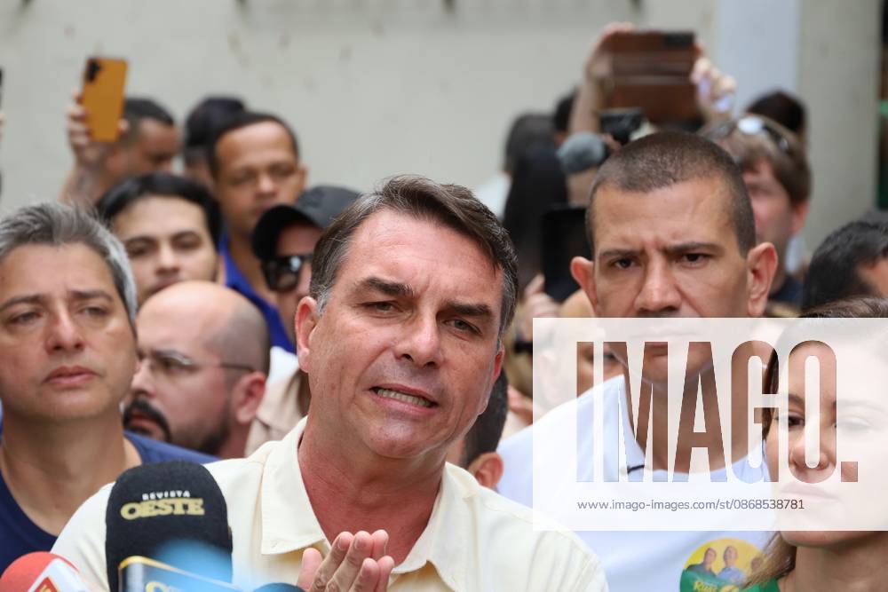 Flavio Bolsonaro votes at a school in the northern zone of Rio de Janeiro. Flavio Bolsonaro (PL RJ), senator and candidate for president of the republic, votes accompanied by his wife Fernanda, Douglas Ruas (PL RJ), state deputy and candidate for governor of Rio de Janeiro, Carlos Portinho (PL RJ), senator and candidate for re-election, and Carlos Jordy (PL RJ), federal deputy and candidate for senator, at the Barao Homem de Mello Municipal School, in Vila Isabel, in the northern zone of the city, this Sunday, the 4th. RIO DE JANEIRO Isabel Village RJ BRAZIL