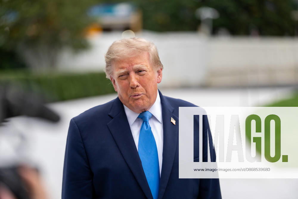 President Donald Trump departs the White House for a trip to Dayton, OH on October 3, 2026. Washington USA - ZUMAl312 20261003_znp_l312_014