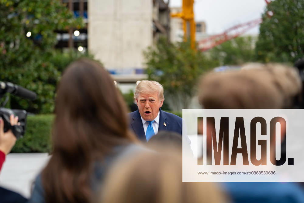 President Donald Trump departs the White House for a trip to Dayton, OH on October 3, 2026. Washington USA - ZUMAl312 20261003_znp_l312_017