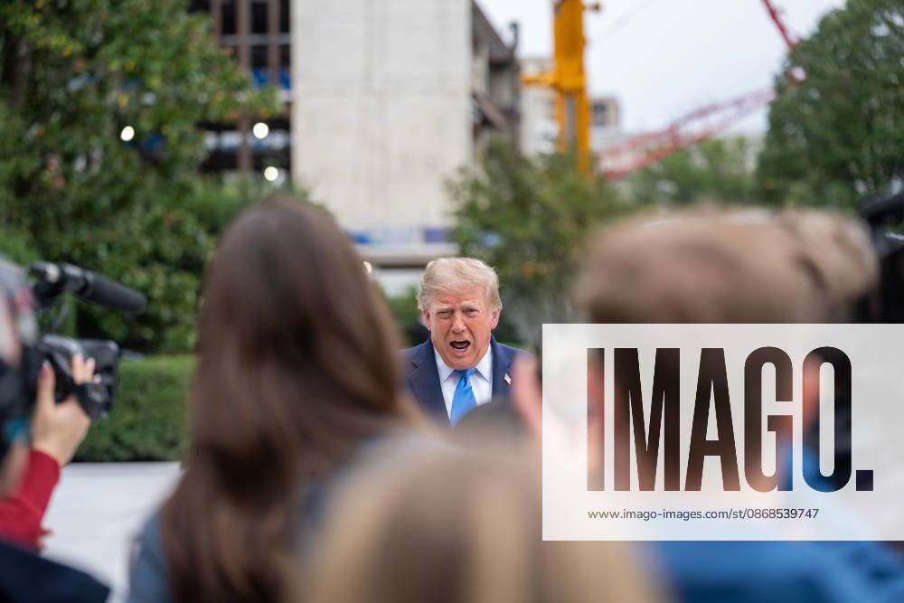 President Donald Trump departs the White House for a trip to Dayton, OH on October 3, 2026. Washington USA - ZUMAl312 20261003_znp_l312_018