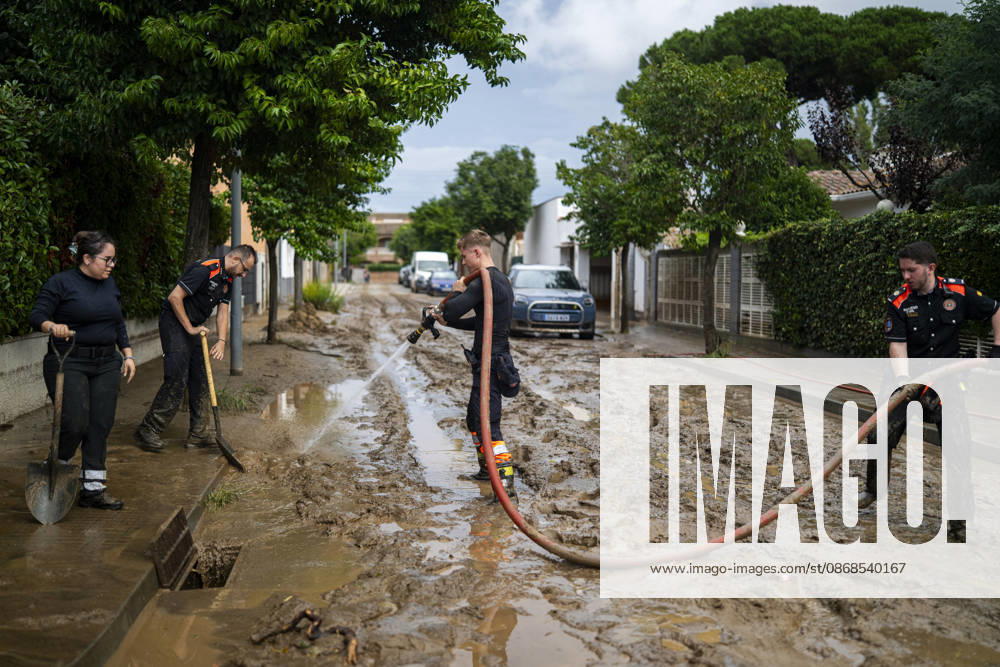 Heavy rains in Catalonia leave two dead and the Besòs River at risk of flooding. Residents clean up the mud that has accumulated in the streets and homes due to the torrential rains, on October 4, 2026, in Montornès del Vallès, Barcelona, Catalonia, Spain. The storm hitting Catalonia has left two people dead in the region. The president of the Generalitat, Salvador Illa, reported the death in Tordera of a 75-year-old man, who was at a campground when a wall reportedly collapsed on him. The second victim is a person who had been reported missing and was found in Montornès del Vallès. Emergency services are searching for another missing person in Riera de Pineda de Mar. The rains and storms have put eleven autonomous communities on alert thi