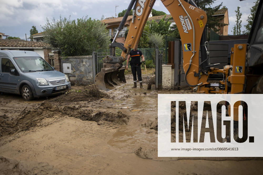 2 people killed as heavy rain hits parts of Spain BARCELONA, SPAIN - OCTOBER 4: Floodwaters submerge streets following severe torrential rainfall in Montornes del Valles, Barcelona, Spain on October 4, 2026. Heavy rains triggered widespread flooding across Catalonia, leaving at least two people dead and one missing as emergency services responded to widespread disruptions. Lorena Sopena Lopez Anadolu Barcelona Spain. Editorial use only. Please get in touch for any other usage.