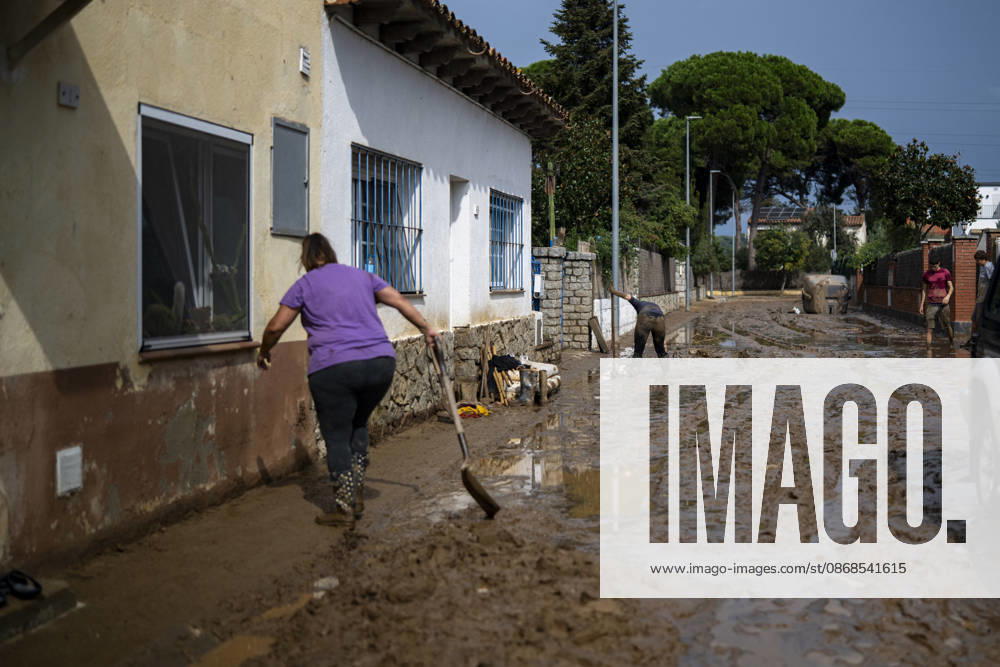 2 people killed as heavy rain hits parts of Spain BARCELONA, SPAIN - OCTOBER 4: Floodwaters submerge streets following severe torrential rainfall in Montornes del Valles, Barcelona, Spain on October 4, 2026. Heavy rains triggered widespread flooding across Catalonia, leaving at least two people dead and one missing as emergency services responded to widespread disruptions. Lorena Sopena Lopez Anadolu Barcelona Spain. Editorial use only. Please get in touch for any other usage.