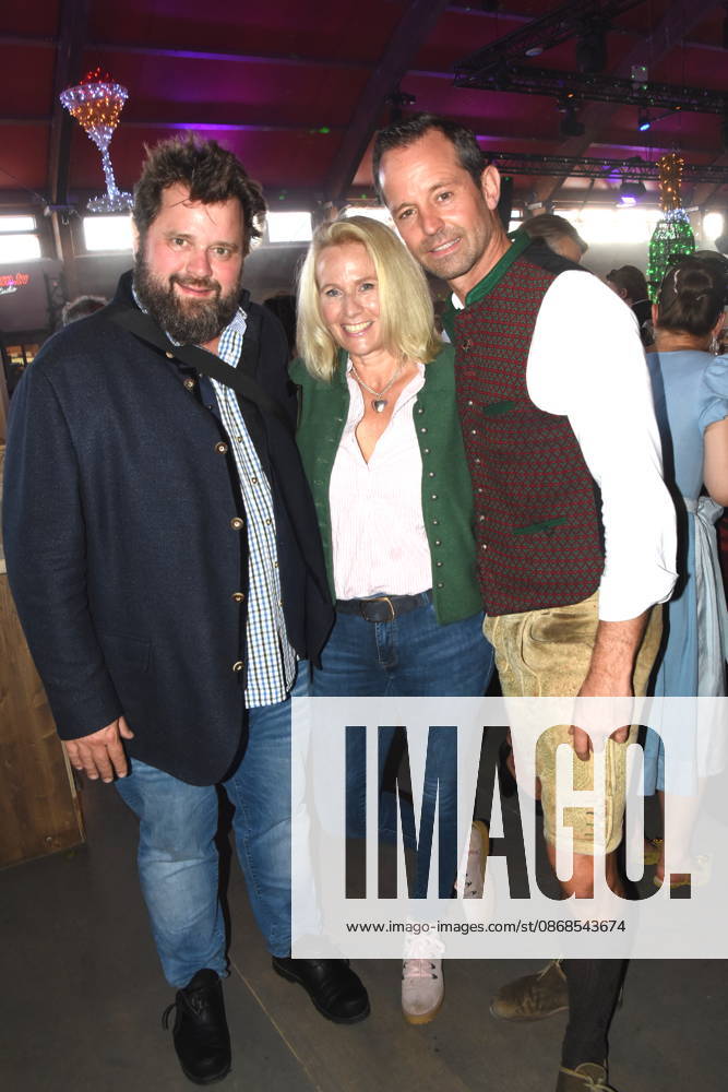 Munich, October 4, 2026, Theresienwiesn, Oktoberfest, at Bodo s Cafe Bar, Antoine Monot, actor Stefanie Sick, Otto Lindinger, Bodo s Cafe Bar owner, photo, Munich