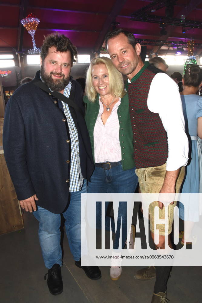 Munich, October 4, 2026, Theresienwiesn Oktoberfest at Bodo s Cafe Bar, Antoine Monot, actor Stefanie Sick, Otto Lindinger, Bodo s Cafe Bar owner, photo, Munich
