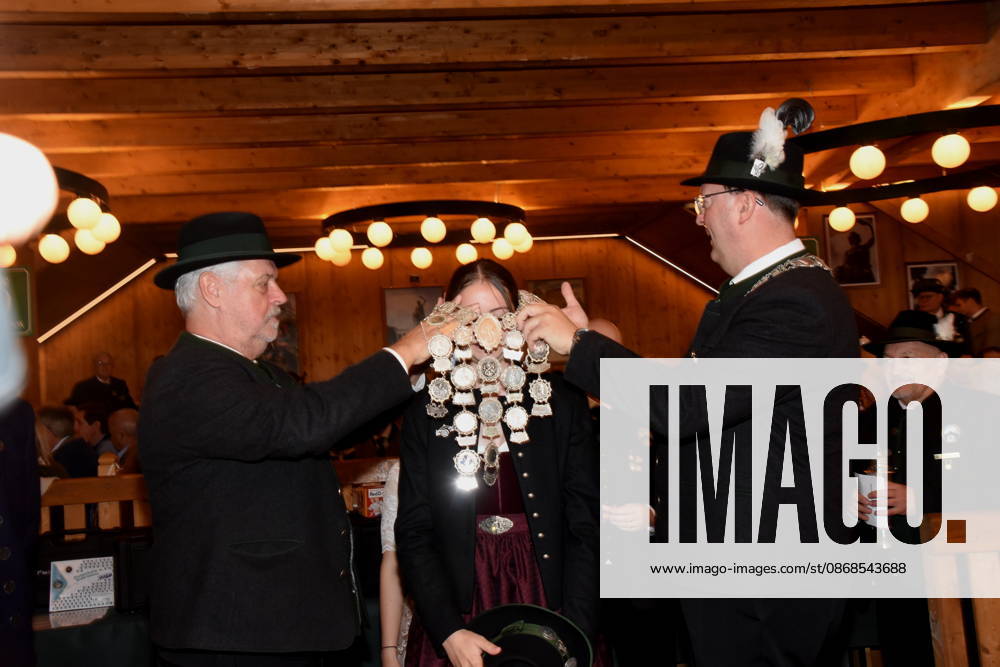 Franziska Gromann, 2026 State Youth Shooting Queen; Christian Kühn, State Shooting Champion; Munich, October 4, 2026; Theresienwiesn Oktoberfest; Shooting Festival Tent; State Shooting Competition; Award Ceremony for This Year s Shooting Kings; Photo: Munich