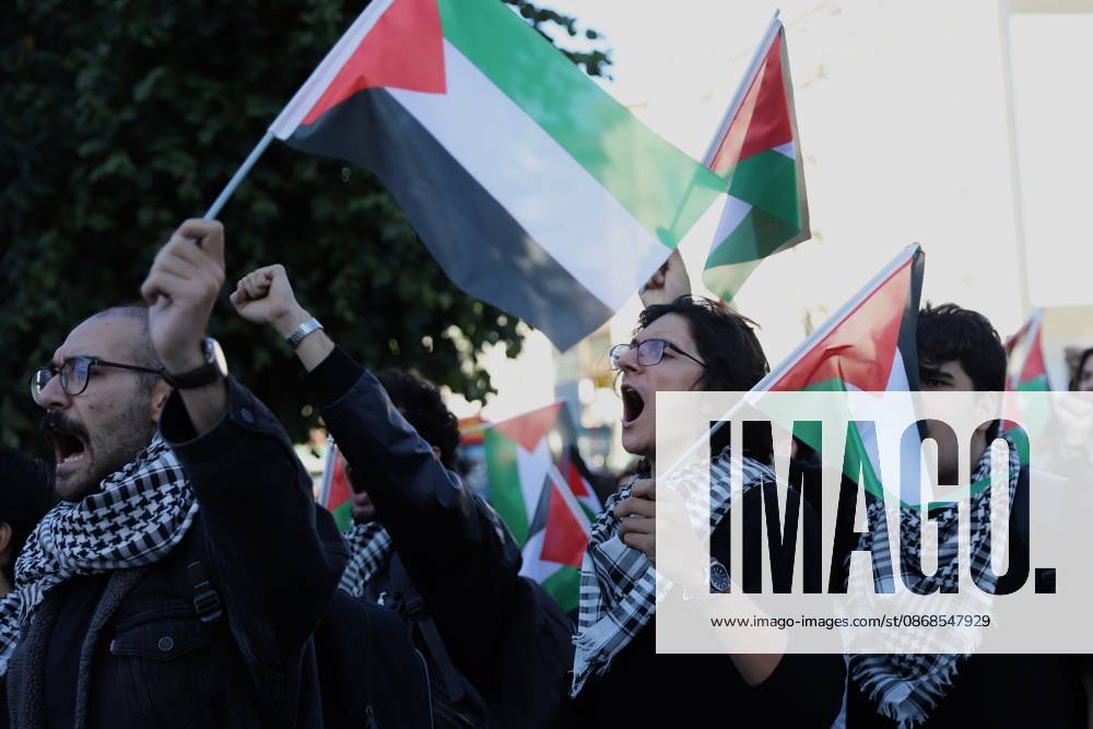 Pro-Palestinian Protesters March Through Istanbul ISTANBUL, TURKIYE, OCTOBER 4, 2026: Demonstrators from left-wing and socialist organizations march from Taksim toward Dolmabahce in Istanbul in solidarity with Palestinians. Participants carried Palestinian flags and chanted slogans while protesting Israels military operations in Gaza and calling attention to the humanitarian situation facing Palestinians. Istanbul Türkiye