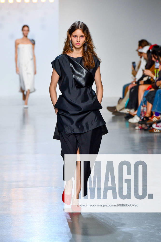 PFW - Niccolo Pasqualetti Runway A model walks the runway during the Niccolò Pasqualetti Womenswear Spring Summer 2027 show as part of Paris Fashion Week on October 04, 2026 in Paris, France. Photo by Shootpix ABACAPRESS.COM Paris France