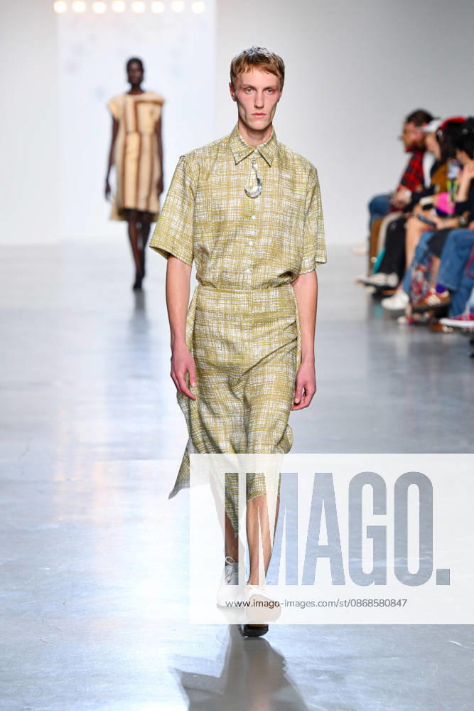PFW - Niccolo Pasqualetti Runway A model walks the runway during the Niccolò Pasqualetti Womenswear Spring Summer 2027 show as part of Paris Fashion Week on October 04, 2026 in Paris, France. Photo by Shootpix ABACAPRESS.COM Paris France
