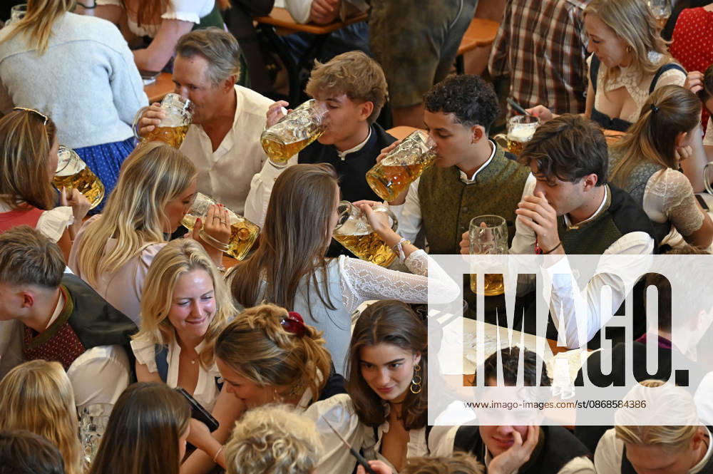 Visitors in a festival tent at the 191st Oktoberfest in 2026 at the Theresienwiese in Munich, October 4, 2026 Foto:xB.xFuturexImagex oktoberfest_6004