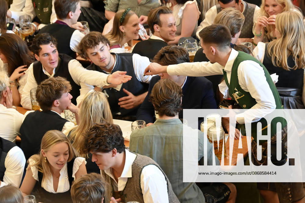Visitors in a festival tent at the 191st Oktoberfest in 2026 at the Theresienwiese in Munich, October 4, 2026 Foto:xB.xFuturexImagex oktoberfest_6007