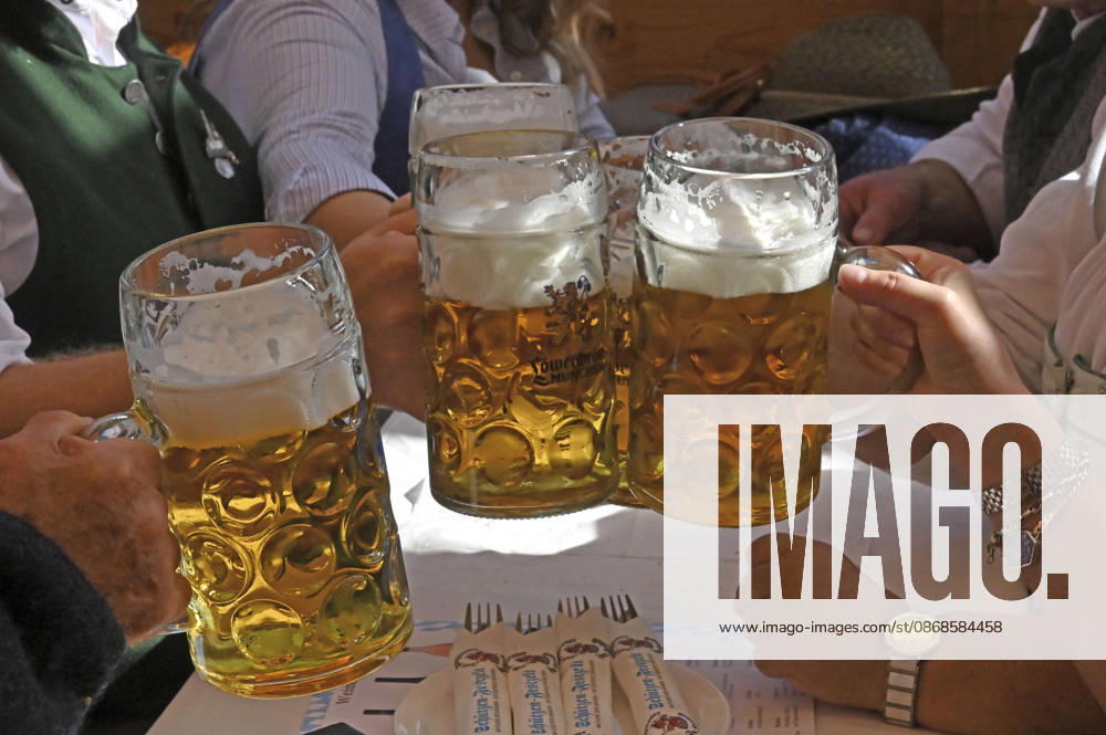 Beer service at the 191st Oktoberfest 2026 at the Theresienwiese in Munich, October 4, 2026 Foto:xB.xFuturexImagex oktoberfest_6014