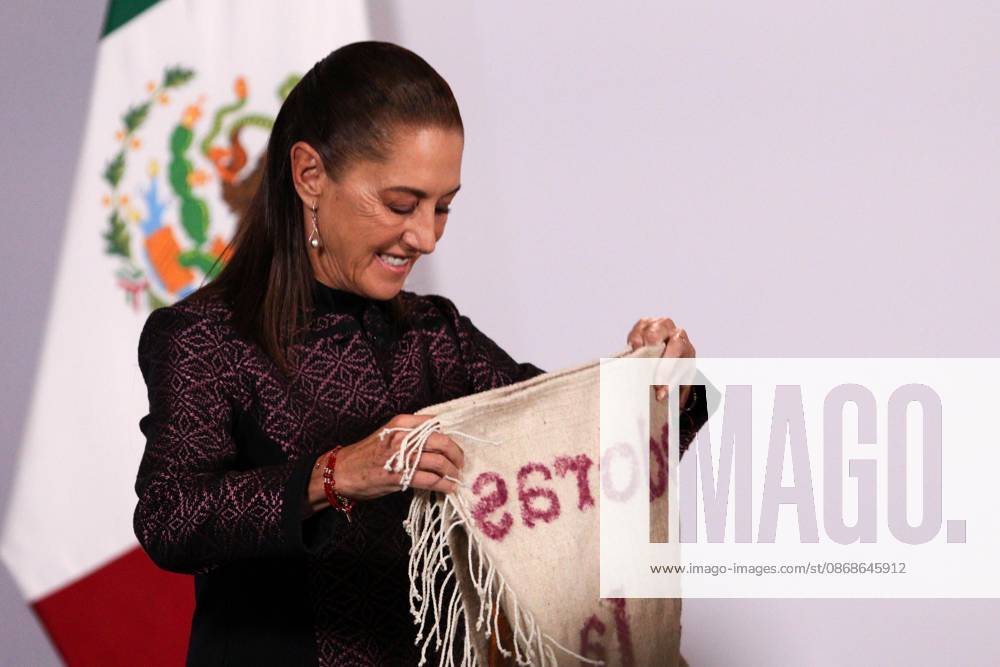 TO-45353- Ciudad de M& xe9;xico. 2026-10 -05. Claudia Sheinbaum Pardo, President of Mexico, during the daily morning press conference in the Treasury Room of the National Palace in Mexico City. Alejandro God& xcd;nez Clasos.com.mx - ZUMAcs4_ 20261005_faa_cs4_059