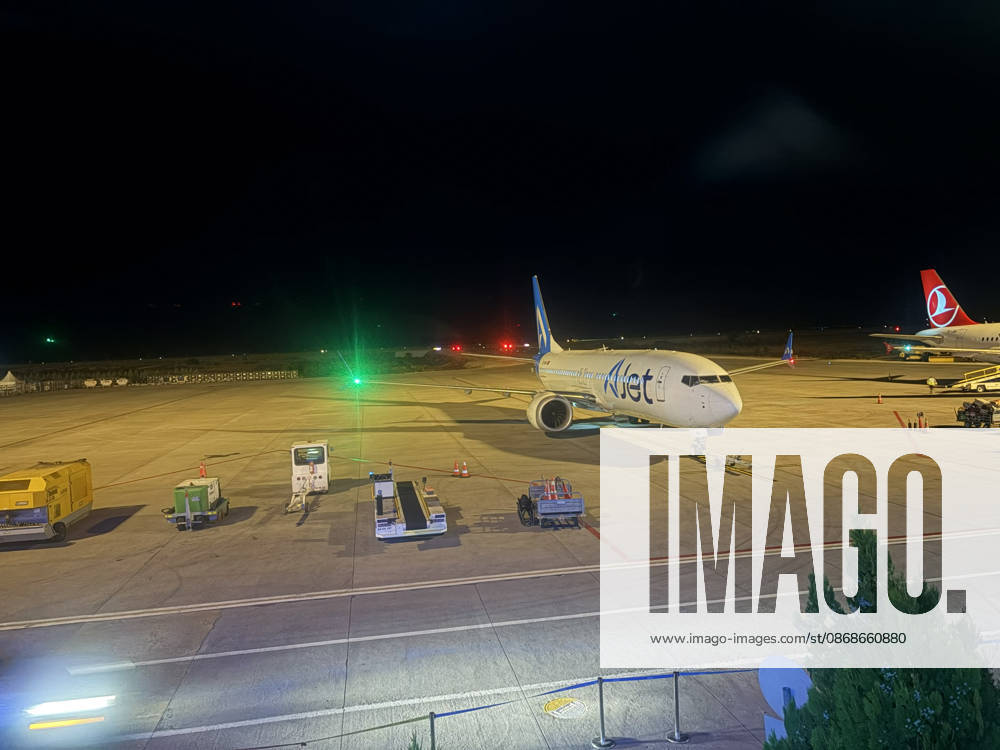 (261005) -- SANLIURFA, Oct. 5, 2026 -- Photo taken on Oct. 5, 2026 shows the passenger plane of Turkish airline AJet after it landed at Sanliurfa GAP Airport in T¨¹rkiye. A passenger plane flying from the Turkish capital Ankara to the southeastern province of Sanliurfa landed safely on Monday after a note claiming an explosive device was on board was found, local authorities said. ( Handout via Xinhua) T?RKIYE-SANLIURFA-PASSENGER PLANE-BOMBING CLAIM-LANDED MustafaxKaya