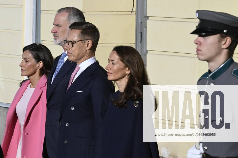 LKS 20261006 King Felipe and Queen Letizia (L) of Spain and President Alexander Stubb of Finland and his wife Suzanne Innes-Stubb (R) during the welcoming ceremony in front of the Presidential Palace in Helsinki, Finland, on October 6, 2026. King Felipe and Queen Letizia are on a two-day state visit to Finland. - MARKKU ULANDER Helsinki Finland