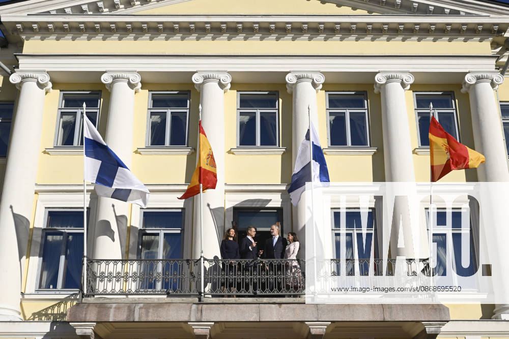LKS 20261006 King Felipe and Queen Letizia (R) of Spain and President Alexander Stubb of Finland and his wife Suzanne Innes-Stubb (L) during the welcoming ceremony in front of the Presidential Palace in Helsinki, Finland, on October 6, 2026. King Felipe and Queen Letizia are on a two-day state visit to Finland. - MARKKU ULANDER Helsinki Finland