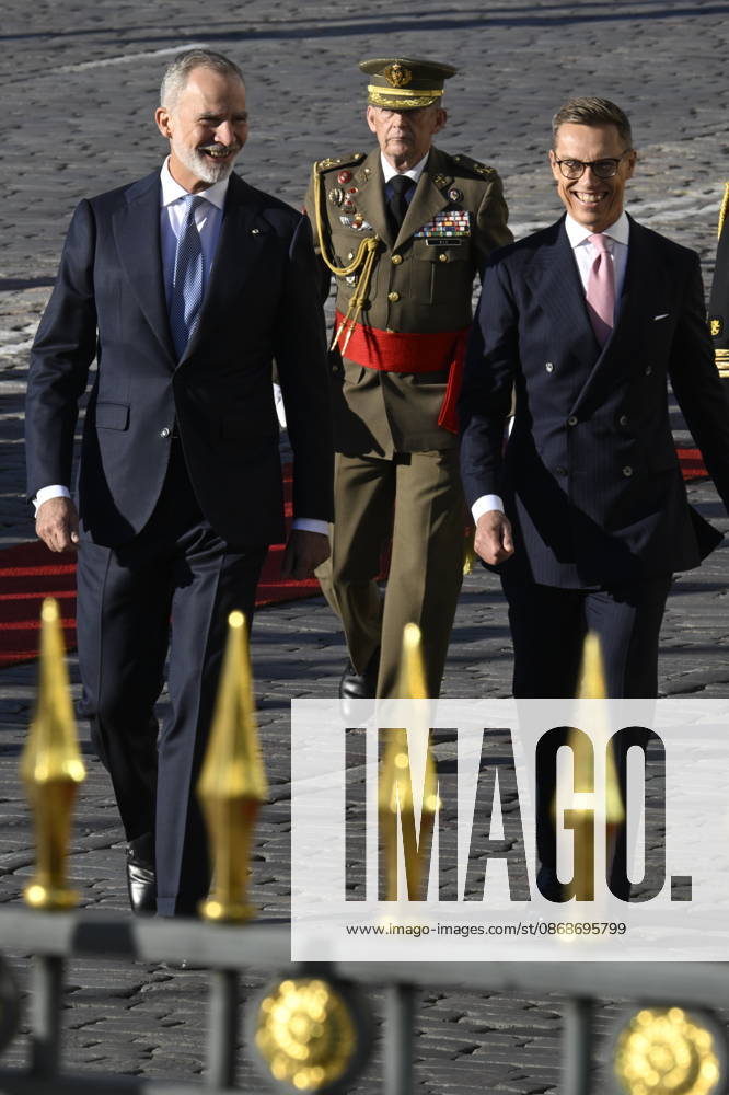 LKS 20261006 King Felipe of Spain (L) and President Alexander Stubb (R) of Finland during the welcoming ceremony in front of the Presidential Palace in Helsinki, Finland, on October 6, 2026. King Felipe and Queen Letizia are on a two-day state visit to Finland. - MARKKU ULANDER Helsinki Finland
