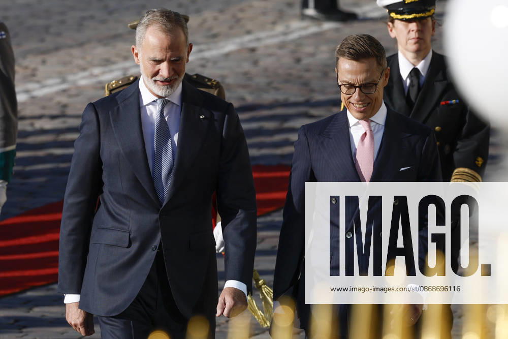 King of Spain Felipe VI (L) and and Finnish President Alexander Stubb (R) upon their arrival at the Presidential Palace for the welcome ceremony as part of the Spanish king and queen s state visit to Finland in Helsinki, Finland, 06 October 2026. Spanish King and Queen visit Finland !ACHTUNG: NUR REDAKTIONELLE NUTZUNG!